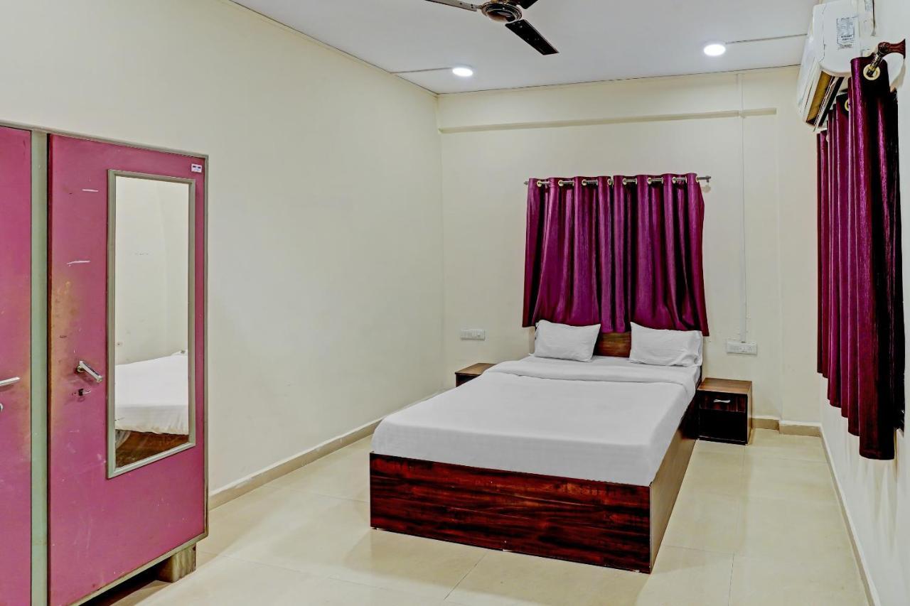 Amba Executive An Apartment Hotel Mundhva Екстериор снимка