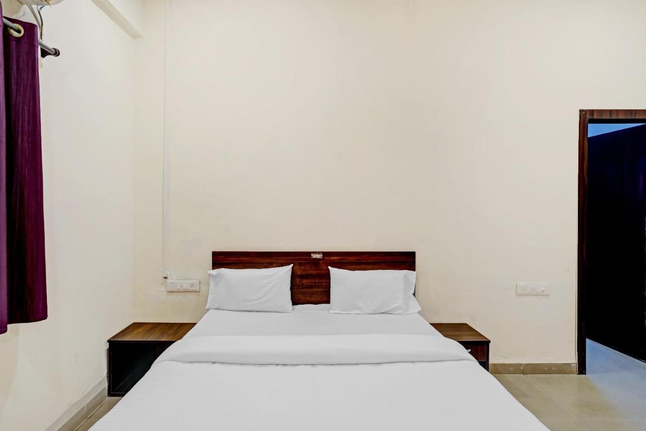 Amba Executive An Apartment Hotel Mundhva Екстериор снимка